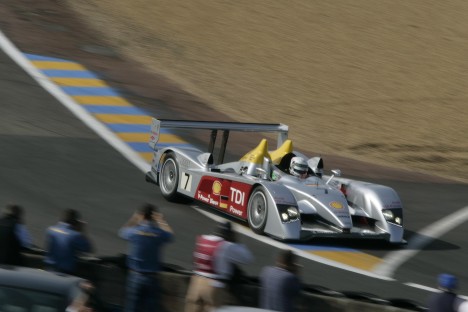 Allan McNish holdt Audi i front efter den første times kørsel